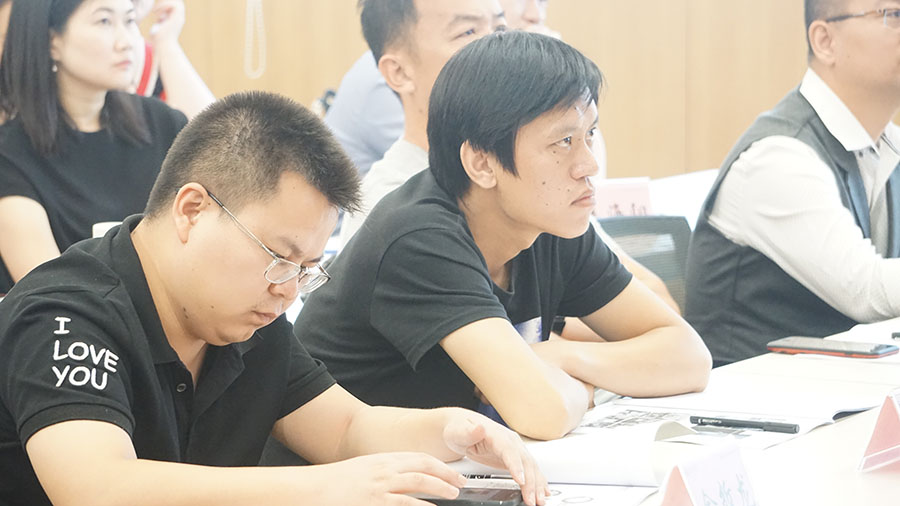 卓越经理人高级实战班核心课程之《互联网思维与经营创新》、《卓越领导力》在上海交大准时开课
