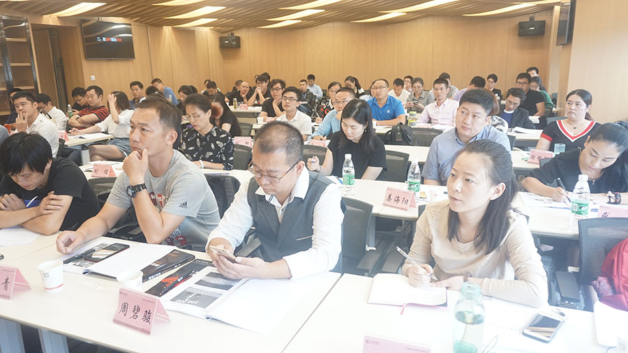 卓越经理人高级实战班核心课程之《互联网思维与经营创新》、《卓越领导力》在上海交大准时开课