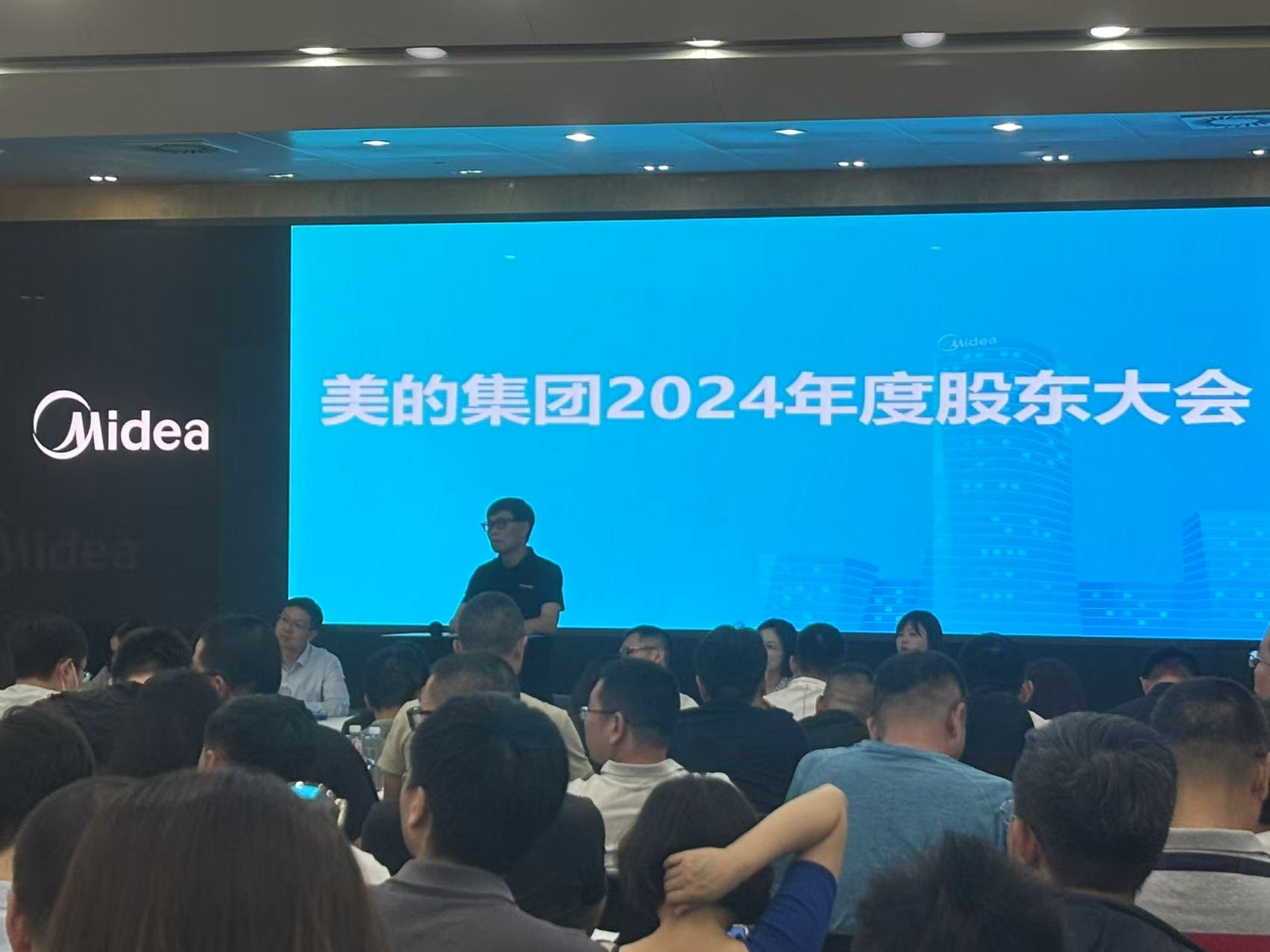 企业管理着应当如何应对市场形势，并及时调整公司未来方向